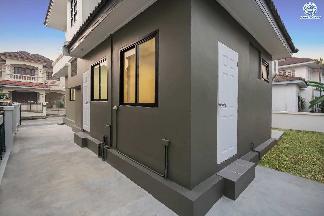 บ้านมือสองตกแต่งใหม่ ม.วรารมย์ เพชรเกษม81 แบรนด์ Q.House รองรับทุกความสุข เนื้อที่ 54 ตร.ว. ฟังก์ชัน 3 ห้องนอน 2 ห้องน้ำ 1 ห้องอเนกประสงค์ จอดรถได้ 1 คัน บนทำเลใกล้ The Mall บางแค และเชื่อมต่อ ถ.พุทธมณฑลสาย4 และ ถ.กาญจนาฯ